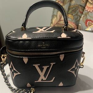 Designer inspired black pebbled, vegan leather bag.